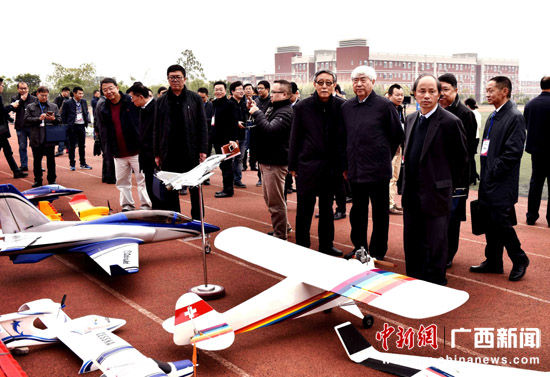 　图为神舟飞船首任总设计师、中国工程院戚发轫院士(右三)和中国工程院刘永才院士(右四)观摩大学生设计制作无人机和飞行表演赛。 唐梦宪 摄