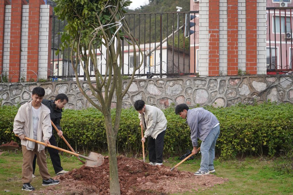 桂林航天工业学院机电工程学院组织学生开展植树活动