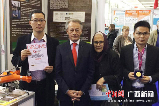 项目组成员与评委合影。徐艺萍 摄